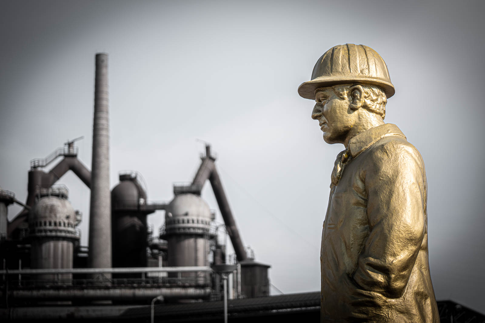 Hörl-Skulptur 'Arbeiter' vor dem UNESCO-Weltkulturerbe Völklinger Hütte