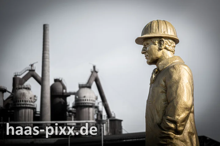 Hörl-Skulptur 'Arbeiter' vor dem UNESCO-Weltkulturerbe Völklinger Hütte